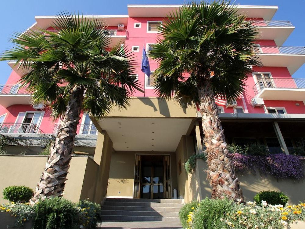 Hotel Carosello Понтеканяно Екстериор снимка